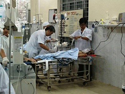 Hiên nhà sập, 3 người trú mưa bị thương nặng