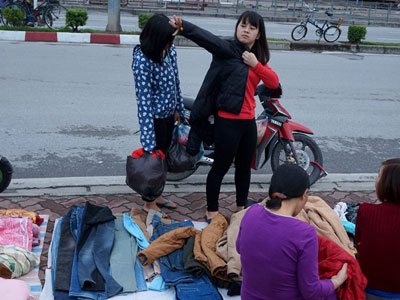 Lạnh đầu mùa, người Hà Nội vội vã đi mua áo rét