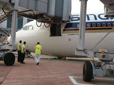 Máy bay Singapore bất ngờ... sấp mặt tại sân bay