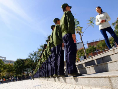 Choáng vì tiết học quân sự với yêu cầu còn khắt khe hơn cả đào tạo hoa hậu