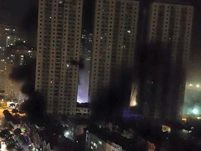 Clip: Khói đen nghi ngút vây hãm tòa nhà cháy ở khu đô thị Xa La