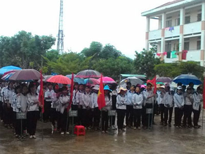 Giảng bài trong giờ chào cờ để lấy tiền