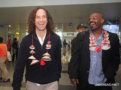 Kenny G giản dị ở sân bay Nội Bài