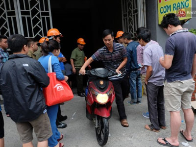 Người dân chung cư Xa La mừng rỡ nhận lại xe máy phủ đầy bụi bẩn sau vụ cháy