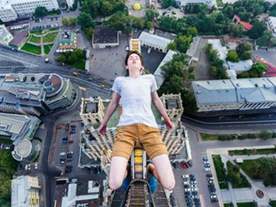 Rùng mình nam thanh niên leo nóc tòa nhà 126m để chụp ảnh "ngủ gật"