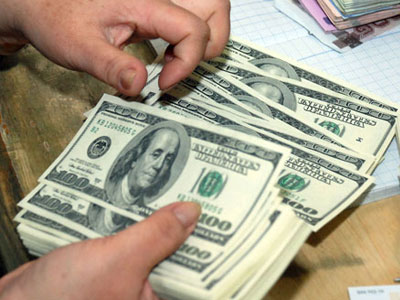 USD bốc hơi, vàng tụt giá: Dân giàu những ngày bất an
