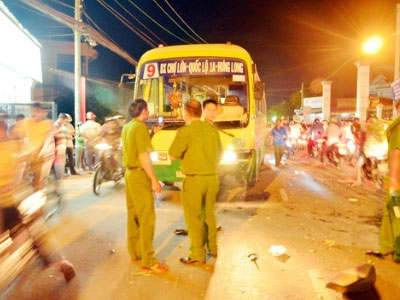 Va chạm với xe buýt, người đàn ông chết tại chỗ