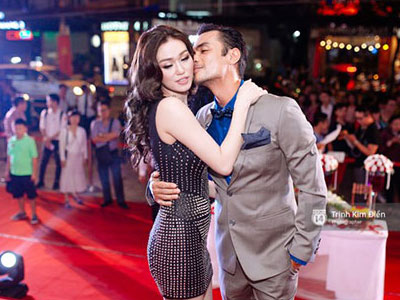 Khánh My được cả "tình nhân" lẫn "tình địch" ôm hôn trên thảm đỏ