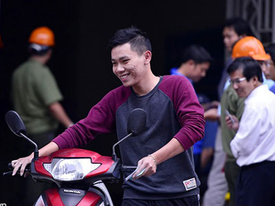 Xếp hàng dài tìm xe máy trong hầm chung cư cháy