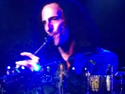Clip: Kenny G đưa 4.000 khán giả vào mê cung cảm xúc