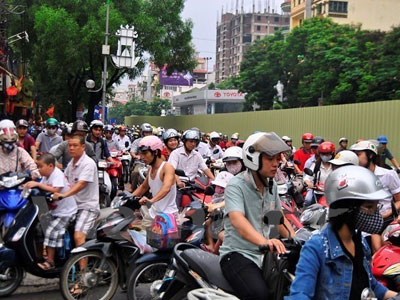 Sẽ bỏ hẳn thu phí sử dụng đường bộ với xe máy