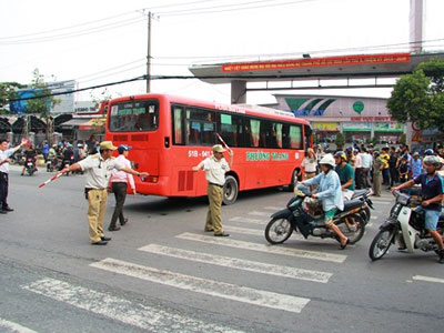 Xe Phương Trang lại tông người văng xa cả chục mét