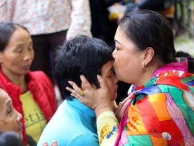 Công an làm việc với "thánh chữa bệnh" trước cổng Bệnh viện K