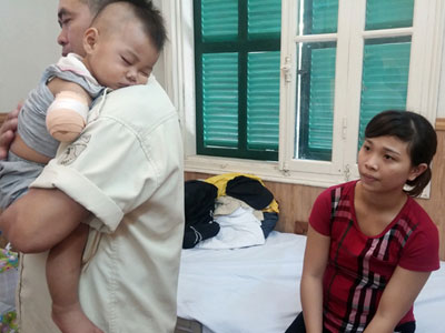Bé 10 tháng văng ra đường bị ôtô chở rác cán
