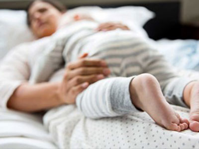 Hãi hùng thức giấc bên thi thể lạnh ngắt của con