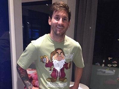 Lionel Messi ngượng ngùng diện bộ đồ ngủ quà tặng siêu bá đạo của Luis Suarez