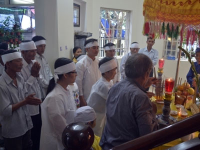 Người dân đội mưa đến viếng Anh hùng Lao động Hồ Giáo