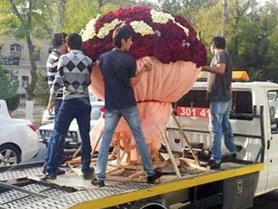 Chàng trai si tình tặng bạn gái bó hoa 1.000 bông hồng