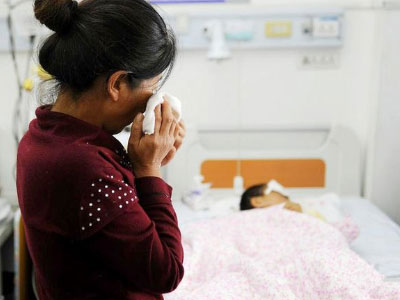 Kinh hoàng: Bé trai bị hàng xóm móc mắt vì tranh chấp đất đai