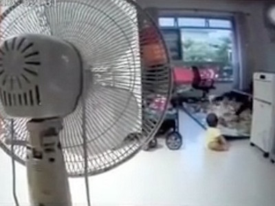 Bí mật gắn camera, bố thắt lòng phát hiện con gái 2 tuổi bị giúp việc ngược đãi