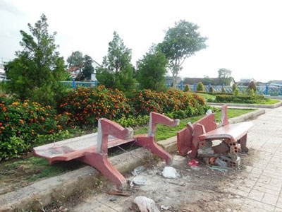 Đạp đổ ghế đá công viên khi bị người yêu nói lời chia tay