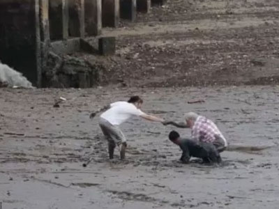Ngư dân cho 2 du khách trèo lên lưng để thoát khỏi hố bùn gây xúc động mạnh