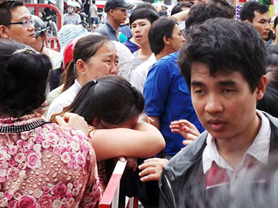 Người chồng bất lực đứng nhìn vợ con chết cháy