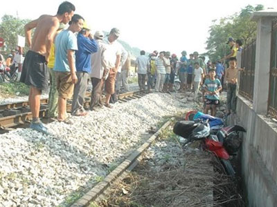 Bị tàu hất văng 10m, nam thanh niên tử vong