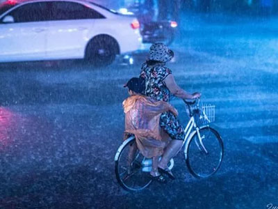 Bức ảnh "Mưa trên vai mẹ" ngọt ngào khiến ta rơi nước mắt