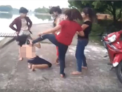 Công an vào cuộc vụ nữ sinh bị lột đồ bắt nhảy xuống hồ