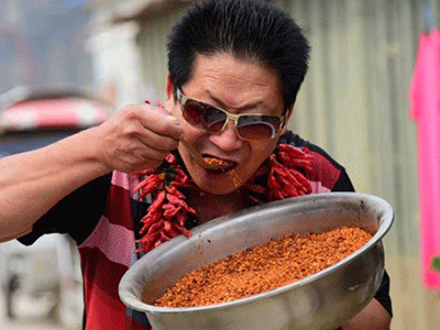 Người đàn ông có "sở thích" ăn 2,5kg ớt mỗi ngày