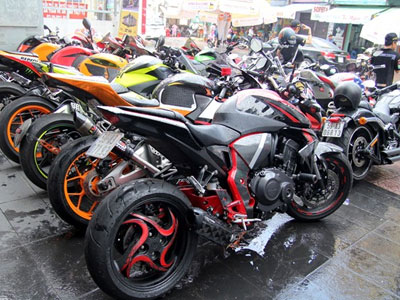 Yamaha R3 hội ngộ dàn siêu môtô tại Sài Gòn