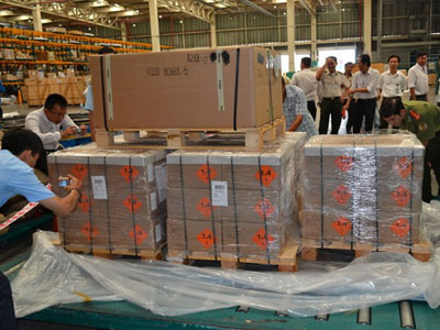 Clip: Khui 60 thùng chứa 150.000 viên đạn "gửi nhầm" vào Việt Nam