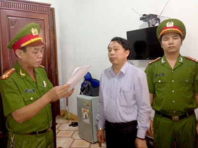 Nguyên chủ tịch huyện bị khởi tố vì "làm xiếc" với đất công