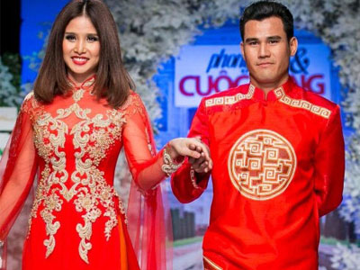 Cầu thủ Phan Thanh Bình hôn vợ say đắm trên sàn catwalk