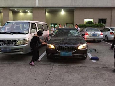 Chồng ngoại tình, vợ đập nát xe BMW trong 20 phút