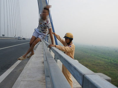 Hà Nội: CSGT ngăn nam thanh niên định nhảy cầu tự vẫn