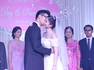 Hot boy "đẹp trai nhiều đứa yêu" hôn vợ tình tứ tại lễ cưới