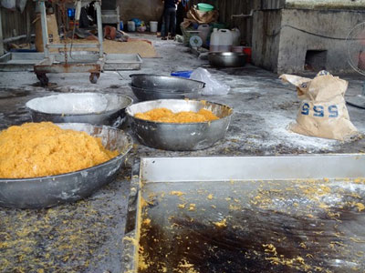 Làm chà bông thịt gà độn bột mì và đường hóa học ở Sài Gòn