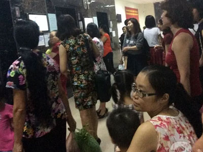 Suýt đẻ rơi vì… tắc thang máy
