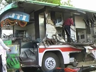 Xe buýt tông xe tải trên cao tốc, 9 người chết thương tâm