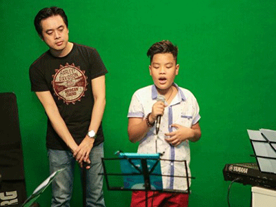 Dương Khắc Linh chăm sóc học trò trước chung kết The Voice Kids