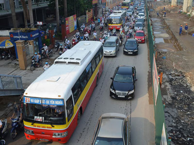 Hà Nội: Hạn chế xe buýt trong giờ cao điểm để giảm ùn tắc