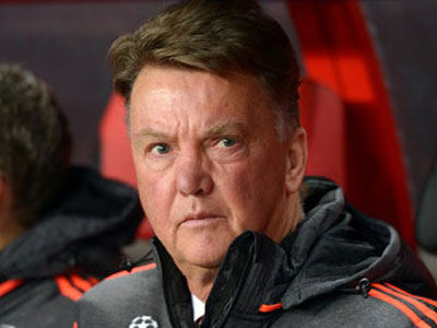 Van Gaal chê Martial ngu ngốc khi để M.U bị thổi phạt đền