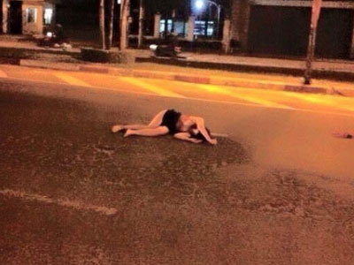 Xôn xao thiếu nữ mặc hở hang nằm giữa đường trong đêm