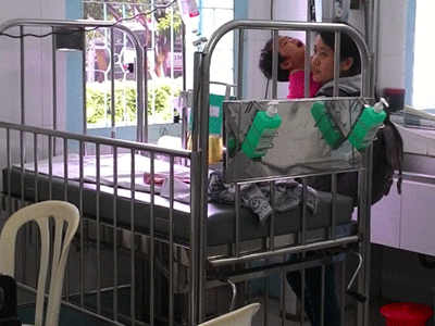 2 bé sinh đôi bị mẹ cho uống thuốc diệt cỏ: Ba cháu bé xin xuất viện