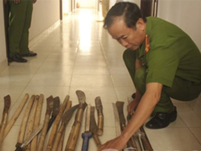 Cảnh sát ngăn chặn 50 thanh niên vác mã tấu đi chém người