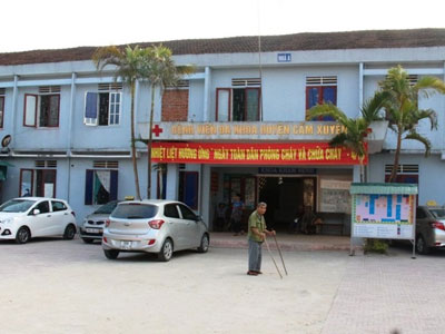 Chống nạnh khám bệnh, bác sĩ bị trừ lương