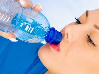 Dừng khẩn cấp quy tắc uống 2 lít nước mỗi ngày