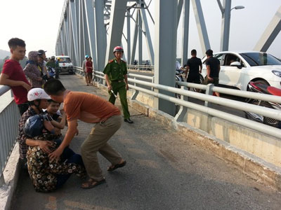 Dừng xe máy, cởi mũ bảo hiểm rồi lao xuống sông tự vẫn